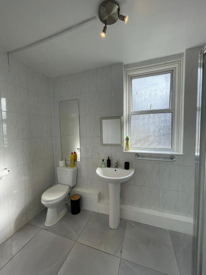 لندن Amazing 3 Bedroom Flat Minutes From Tower Bridge المظهر الخارجي الصورة